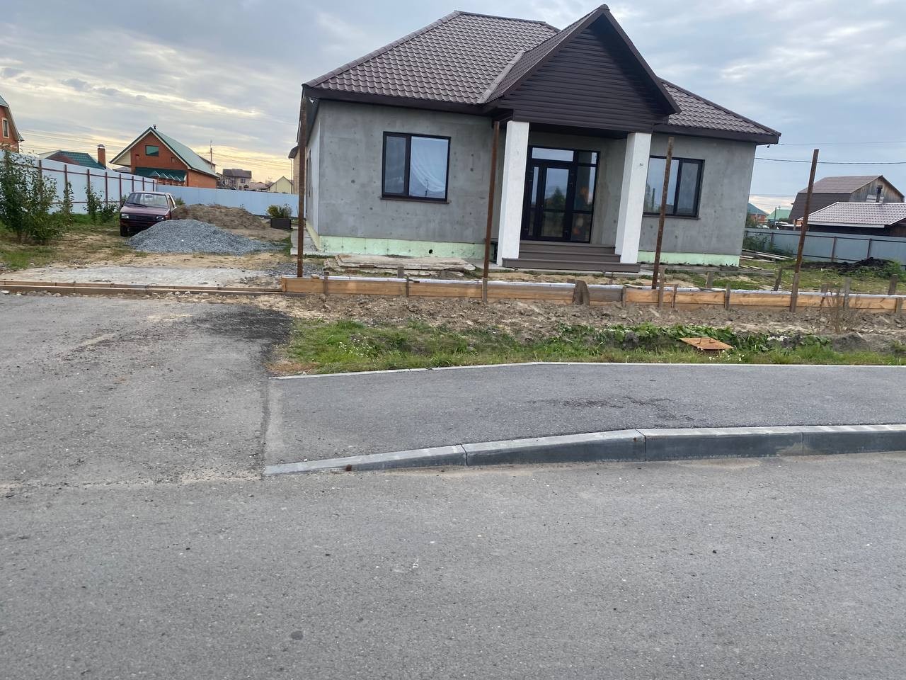Установка входных двухстворчатых пластиковых дверей