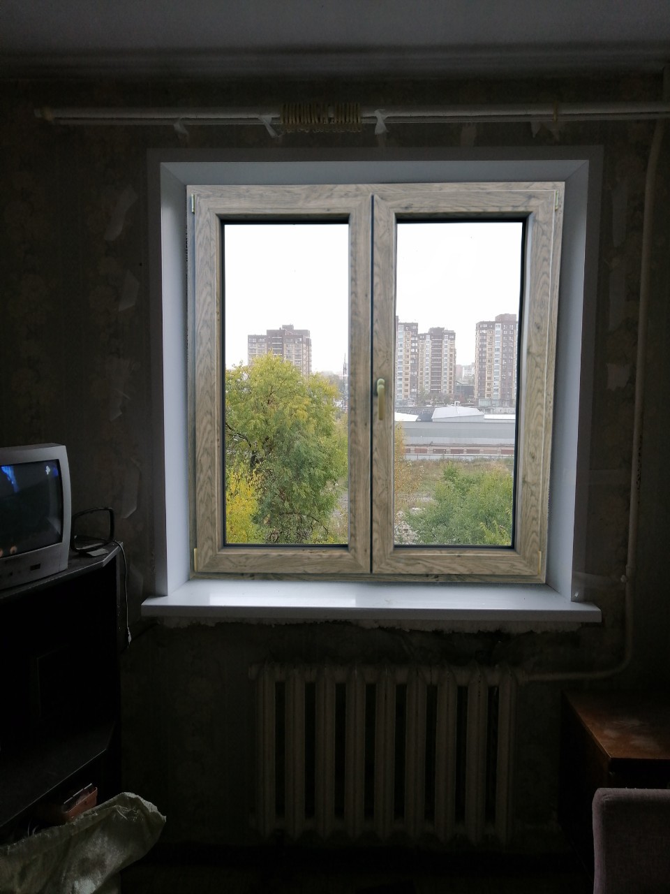 Монтаж деревянного окна для квартиры